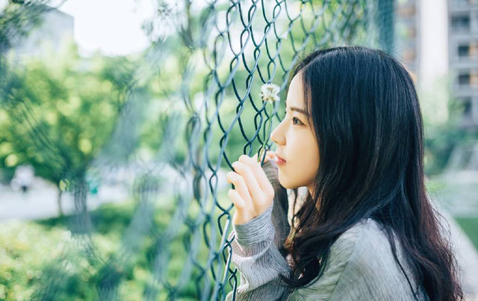 “将军，会不会是荆州军的诡计？”一名校尉小声提醒道。